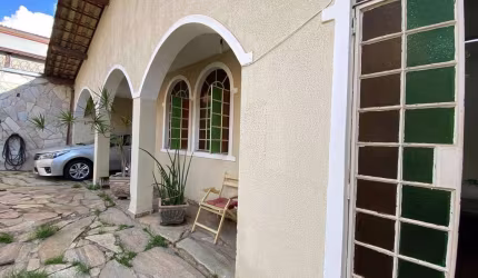 Vendo casa quatro quartos sendo duas suítes - Alípio de Melo/BH