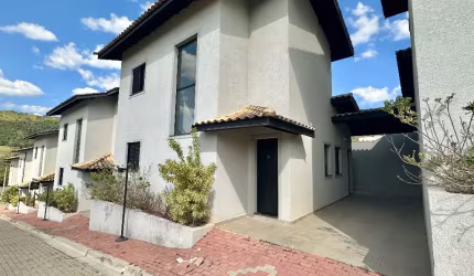 Casa à venda em Condomínio Vila em Atibaia. Perto do Frango Assado