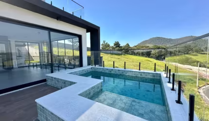 Linda Casa à venda no Condomínio Greenfield em Atibaia