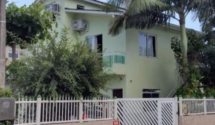 Casa com 9 quartos à venda no Canasvieiras, Florianópolis  por R$ 1.300.000