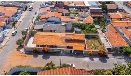 Casa à venda com 3 dormitórios sendo 1 suíte com hidromassagem, com 313 m² de área construída e terreno de 448 m², no Jardim São Paulo, Sorocaba/SP.