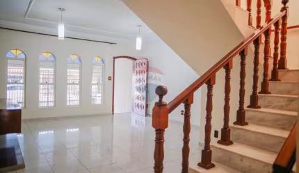 Sobrado à venda no bairro Vila Hortência em Sorocaba, com 199m², 3 quartos e amplos cômodos