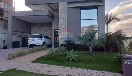 'Casa Moderna em Alphaville: Conforto e Segurança'