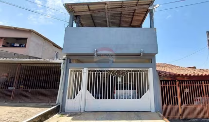 Sobrado à venda com 2 quartos, 2 vagas cobertas no Bairro Lopes de Oliveira.