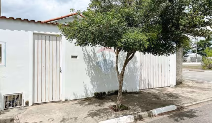 Casa com 2 Quartos e 1 banheiro à Venda, 80 m² por R$ 240.000