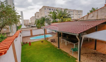 Casa sobrado com piscina, 10 MINUTOS DO CAMPOLIM