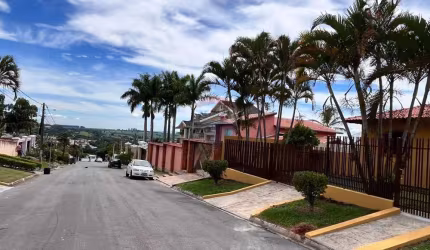 Encanto e Sofisticação no Interior de São Paulo – Ampla Residência em Sarapuí