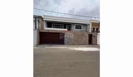 'Luxuosa Casa de 6 Dorms no Jardim Santa Rosália'