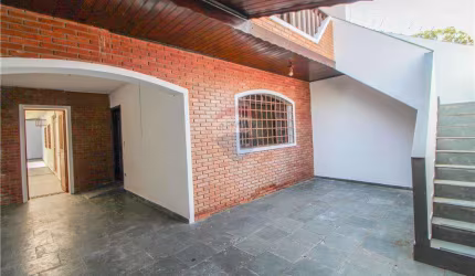 Casa com salão comercial anexo no piso superior para locação com 3 quartos + amplo Salão