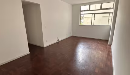 Excelente apartamento, quadra da praia.