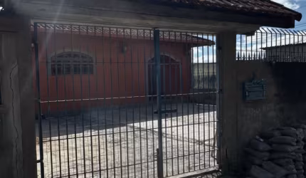 Excelente casa na Fazendinha.