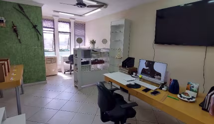 Conjunto comercial no centro de Santo André, metade do andar com 170m² com 4 salas, 4 banheiros, cozinha.