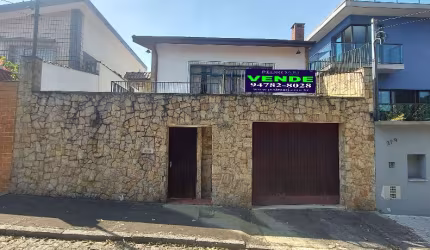 Bela casa com sala 3 ambientes, sendo sala de estar, sala de jantar e tv, com lareira, jardim de inverno