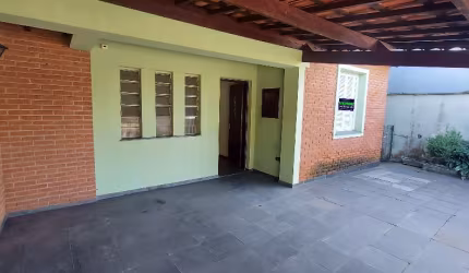 Casa térrea com 500 m² de terreno e ótima localização próximo do Hospital Ribeirão Pires.