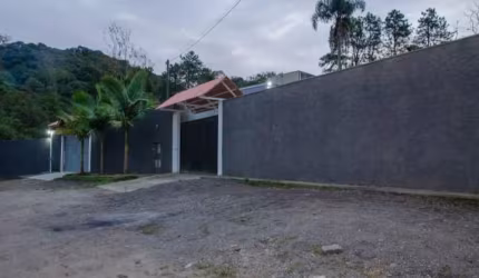 Terreno plaino todo murado com 645 m² em Rio Grande da Serra.