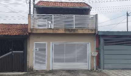 Bela casa plaina com 161 metros quadrados de aera construída, terreno de 125 metros quadrados