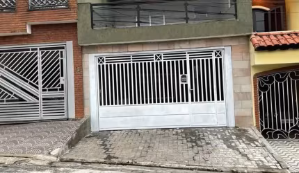 Sobrado com 150 metros quadrados de área construída, 3 dormitórios, sendo 1 suíte, cozinha grande