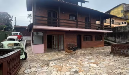Chácara com terreno de 2.000 metros quadrados, piscina, churrasqueira, salão de festas, fundo e acesso à represa.