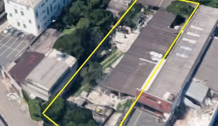 Terreno plano com 1464,05 m² para construção de edifício.