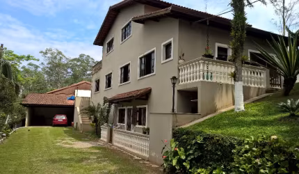Belíssima chácara em lugar supertranquilo e apenas 8 minutos de carro até o centro da cidade. Aceita Permuta!