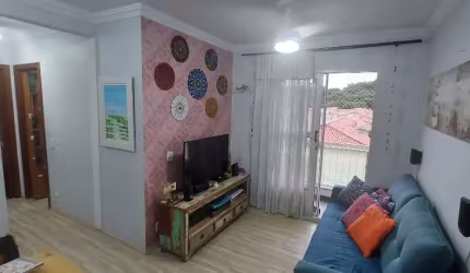 Apartamento com 59 metros quadrados, 2 dormitórios (1 com guarda roupas), sala com varanda, cozinha planejada, área de serviço com armário, 1 banheiro e 1 vaga.