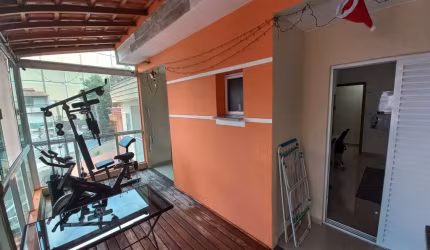 Sobrado seminovo com 3 dormitórios, suíte, 2 vagas no parque Oratório em Santo André