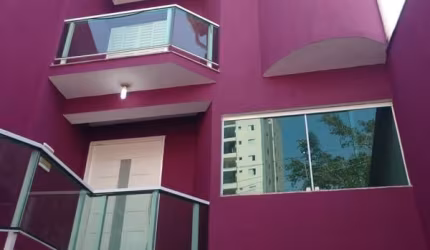 Sobrado com 220 m² de área construída, 03 dormitórios, sendo 01 suíte com sacada, 05 vagas, aceita permuta.