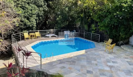 Casa: 3 quartos, 5 banheiros, 2 vagas de garagem, varanda e dependência. Condomínio fechado com infraestrutura completa, portaria e área de lazer.