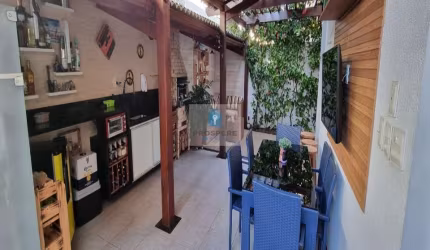 Casa duplex em Stella Maris, área gourmet com churrasqueira, 4 quartos sendo 2 suítes, ar condicionado, 2 varandas e 3 vagas de garagem.