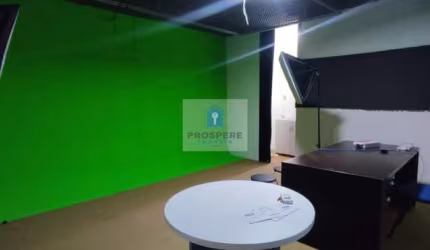 Sala comercial localizada no Caminho das Árvores,