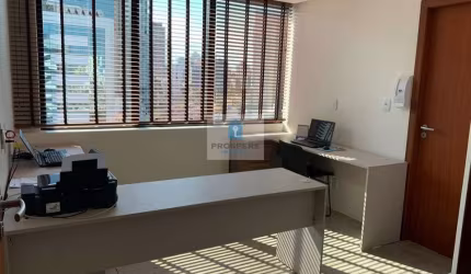 Sala comercial, 46 m², com recepção, sanitário, copa, com forro, iluminação indireta, armários planejados, bancada, ar-condicionado, vaga de garagem.