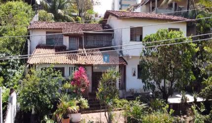 Casa 6 dormitórios sendo 5 suítes, jardim, piscina, 3 vagas, Boca do Rio