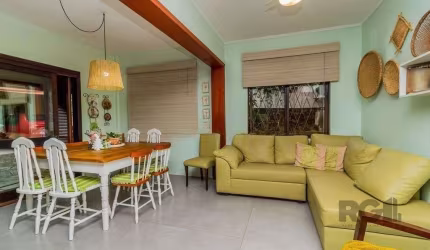 Impecável casa no bairro Medianeira. Living de 3 ambientes com lareira. Com 4 do