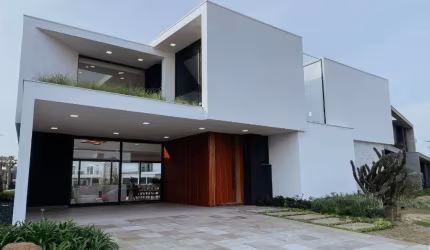 MAGNÍFICA MANSÃO A BEIRA LAGO NO COND. ENSEADA - 6 SUÍTES, 8 BANHEIROS E 2 VAGAS