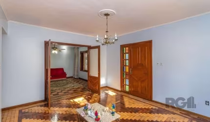 Casa 216m² - 4 dormitórios, 5 vagas no bairro Partenon