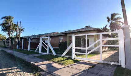 EM ATLÂNTIDA, CASA COM 1140m², 320 m² DE ÁREA PRIVADA, 3 DORMS (1 SUÍTE)