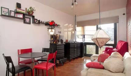 Apartamento semi mobiliado com 2 dormitórios na Sofia Veloso.