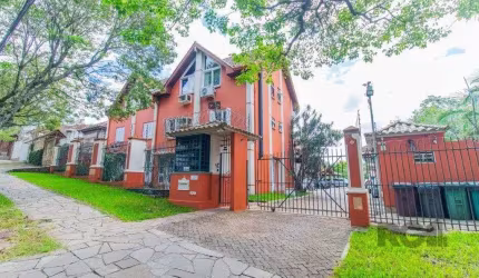 Casa em condoínio com 3 dormitorios, 2 suítes e  duas vagas de garaem no  bairro