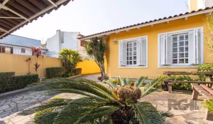Casa para Venda - 254m², 4 dormitórios, sendo 3 suites, 5 vagas - Espirito Santo