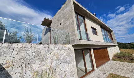 Casa de condomínio, 3 dormitórios, 3 suítes, 2 vagas de garagem.