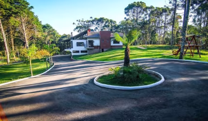Casa Alto Padrão localizada a 5 quilômetros do centro de Canela, em meio a natur