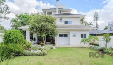 Casa semimobiliada e possui 3 suítes (sendo 1 delas master com closet e hidro)