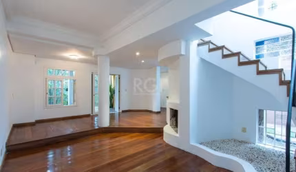 Sobrado com 300m² à venda, 3 quartos, 1 suite, 2 vagas - Bairro Espírito Santo