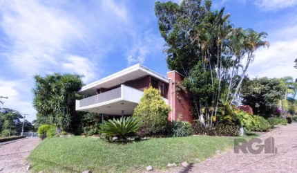 Casa com 724 m² privativos, 4 dormitórios sendo 4 suítes, 6 vagas sendo 3 cobert