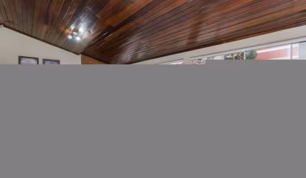 Excelente casa de 379m² com 3 dormitórios, piscina e 4 vagas.