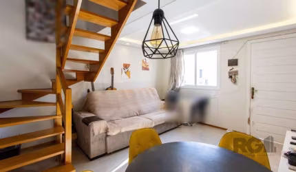 Casa em condomínio,  possui 2 dormitórios, sala para 2 ambientes e 1 vaga.