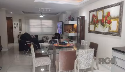 Linda Casa de Três Pavimentos, Finamente Decorada, Pronta para Morar!