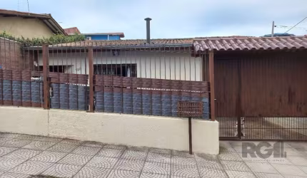 Casa 2 dormitórios com piscina na Vila Nova Porto Alegre