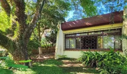 casa à venda no bairro Menino Deus em Porto Alegre. Com 160m² de área privativa