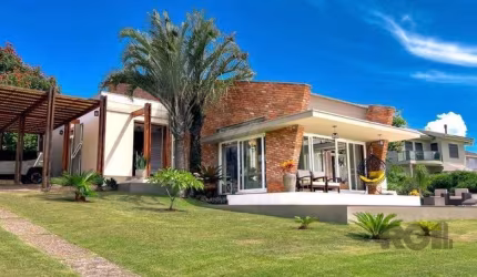Casa à beira do lago na área central do condomínio com 4 suites
